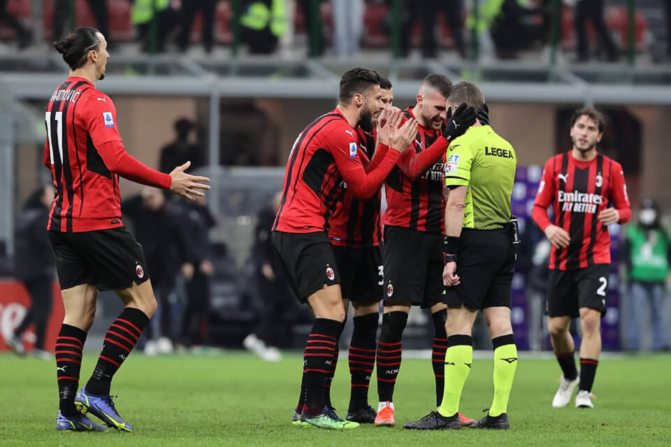 Marco Serra i wściekli piłkarze Milanu