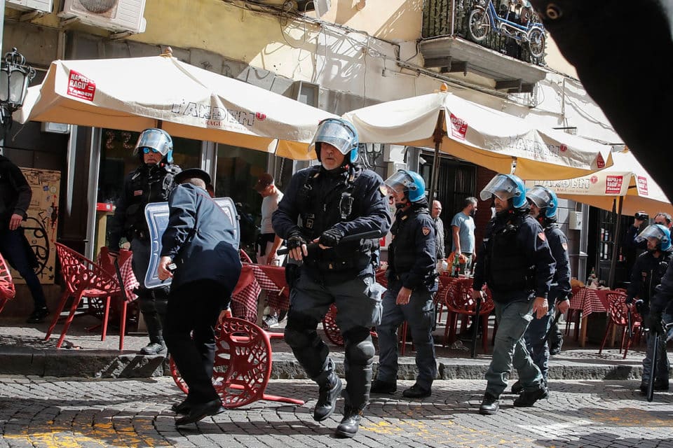 Policja na ulicach Neapolu